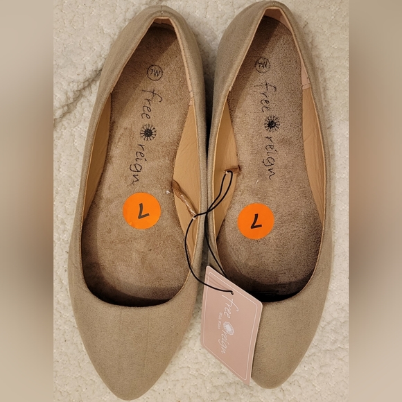 Free Reign flat shoes Brand New outbox color cream size 7(W) - Picture 3 of 4